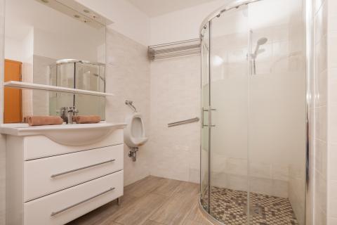 Istra,Banjole,apartmanska kuća sa velikim dodatnim potencijalom!!