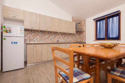 Istra,Banjole,apartmanska kuća sa velikim dodatnim potencijalom!!