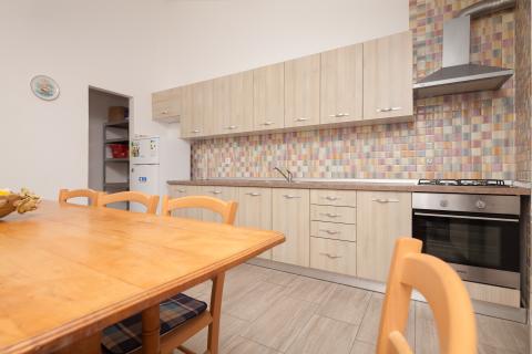 Istra,Banjole,apartmanska kuća sa velikim dodatnim potencijalom!!