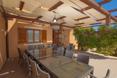 Istra,Banjole,apartmanska kuća sa velikim dodatnim potencijalom!!