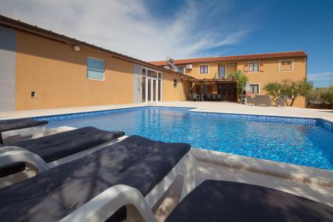 Istra,Banjole,apartmanska kuća sa velikim dodatnim potencijalom!!