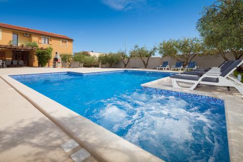 Istra,Banjole,apartmanska kuća sa velikim dodatnim potencijalom!!