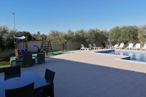 Istra,Banjole,apartmanska kuća sa velikim dodatnim potencijalom!!