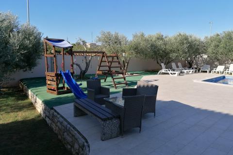 Istra,Banjole,apartmanska kuća sa velikim dodatnim potencijalom!!