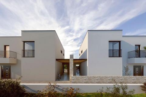 Moderna dvojnica s bazenom u blizini centra Poreča