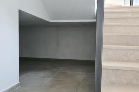 Poreč: Stan u prizemlju novogradnje s dvorištem 160 m2