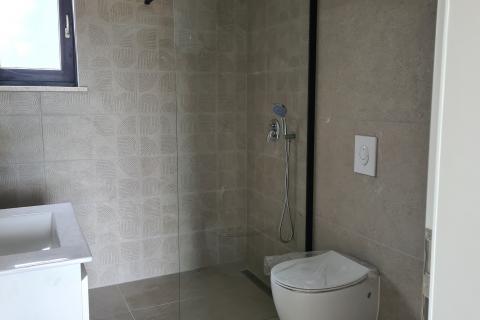 Poreč: Stan u prizemlju novogradnje s dvorištem 160 m2