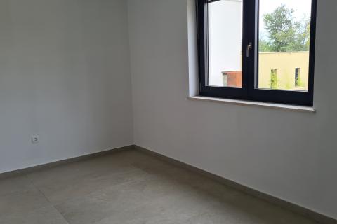 Poreč: Stan u prizemlju novogradnje s dvorištem 160 m2