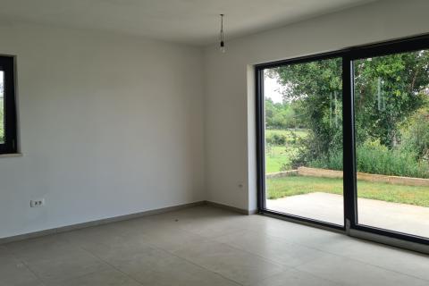 Poreč: Stan u prizemlju novogradnje s dvorištem 160 m2