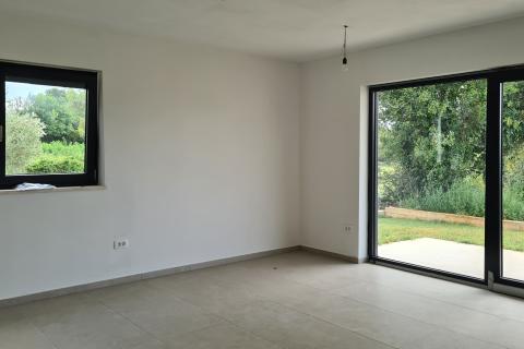 Poreč: Stan u prizemlju novogradnje s dvorištem 160 m2