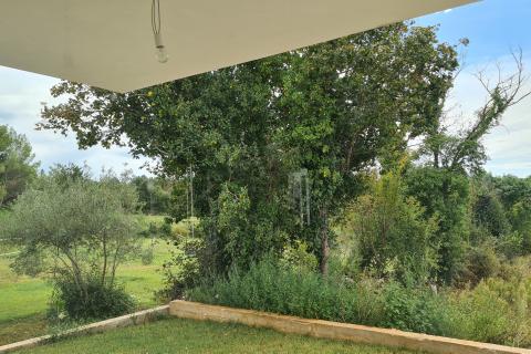 Poreč: Stan u prizemlju novogradnje s dvorištem 160 m2