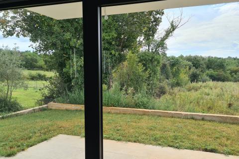 Poreč: Stan u prizemlju novogradnje s dvorištem 160 m2