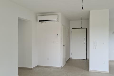 Poreč: Stan u prizemlju novogradnje s dvorištem 160 m2