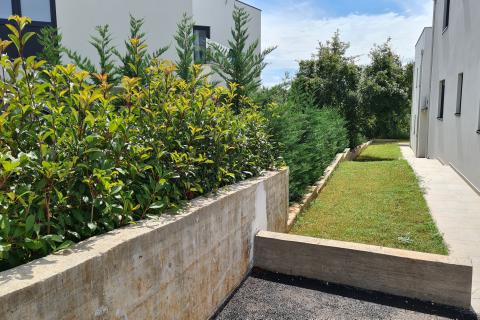 Poreč: Stan u prizemlju novogradnje s dvorištem 160 m2