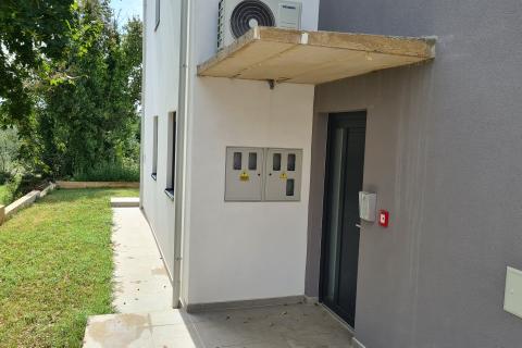 Poreč: Stan u prizemlju novogradnje s dvorištem 160 m2