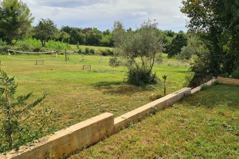 Poreč: Stan u prizemlju novogradnje s dvorištem 160 m2