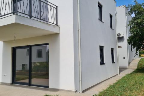 Poreč: Stan u prizemlju novogradnje s dvorištem 160 m2