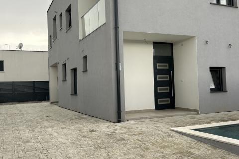 Novigrad, moderna kuća sa krovnom terasom 500 metara od mora