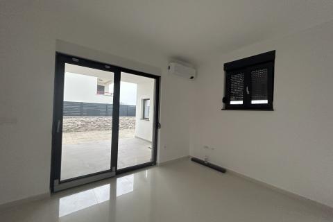 Novigrad, moderna kuća sa krovnom terasom 500 metara od mora