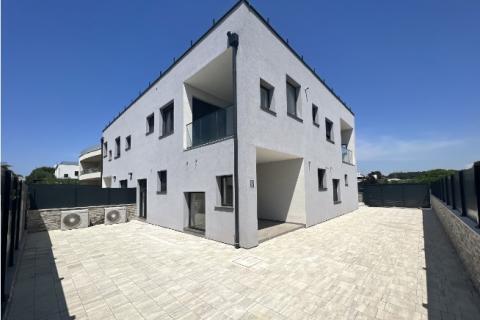 Novigrad, moderna kuća sa krovnom terasom 500 metara od mora