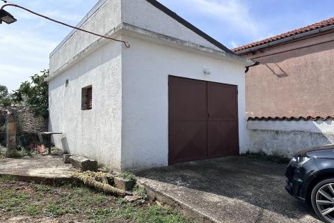 Istra, Kavran, kamena kuća vezana jednom stranom