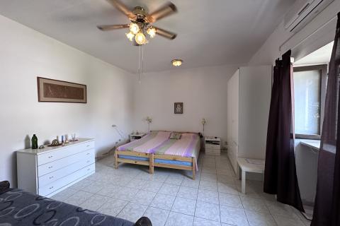 Istra, Kavran, kamena kuća vezana jednom stranom