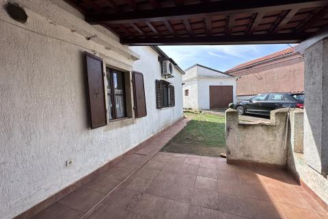 Istra, Kavran, kamena kuća vezana jednom stranom