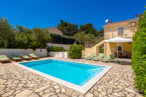 OTOK KRK-GRAD KRK bliža okolica kuća sa bazenom