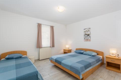 OTOK KRK-GRAD KRK bliža okolica kuća sa bazenom