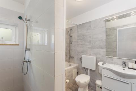 OTOK KRK-GRAD KRK bliža okolica kuća sa bazenom