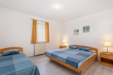 OTOK KRK-GRAD KRK bliža okolica kuća sa bazenom