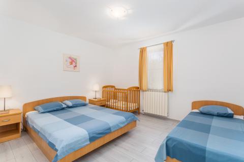 OTOK KRK-GRAD KRK bliža okolica kuća sa bazenom