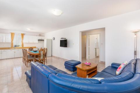 OTOK KRK-GRAD KRK bliža okolica kuća sa bazenom