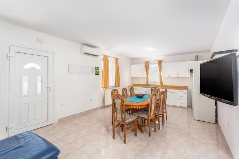 OTOK KRK-GRAD KRK bliža okolica kuća sa bazenom