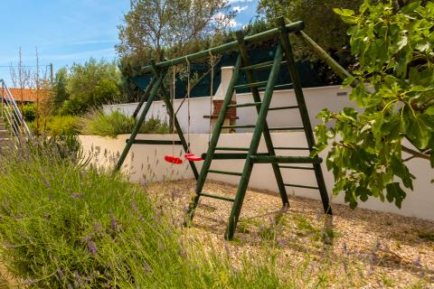 OTOK KRK-GRAD KRK bliža okolica kuća sa bazenom