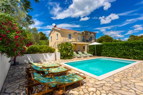 OTOK KRK-GRAD KRK bliža okolica kuća sa bazenom