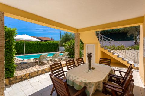 OTOK KRK-GRAD KRK bliža okolica kuća sa bazenom