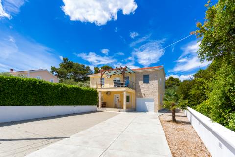 OTOK KRK-GRAD KRK bliža okolica kuća sa bazenom