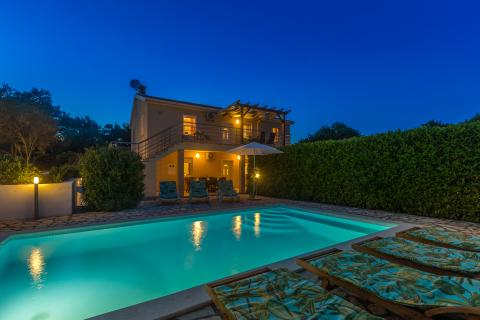 OTOK KRK-GRAD KRK bliža okolica kuća sa bazenom