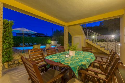 OTOK KRK-GRAD KRK bliža okolica kuća sa bazenom