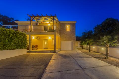 OTOK KRK-GRAD KRK bliža okolica kuća sa bazenom