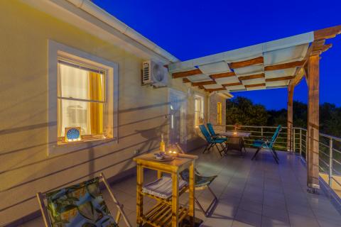 OTOK KRK-GRAD KRK bliža okolica kuća sa bazenom