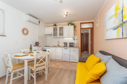 Klana - apartman 2 sobe, 2 kuhinje, 2 dnevna boravka - 100m2