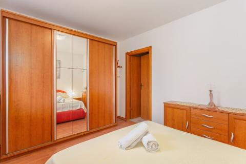 Klana - apartman 2 sobe, 2 kuhinje, 2 dnevna boravka - 100m2