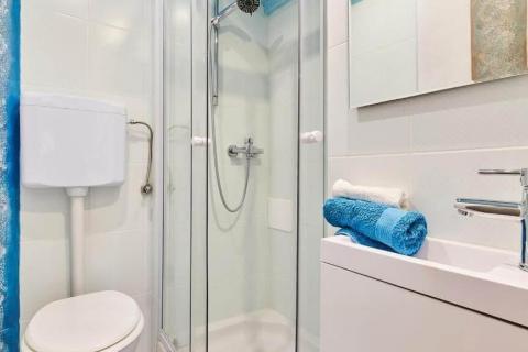 Momjan okolica, konoba, sobe za turistički najam i građevinsko zemljište