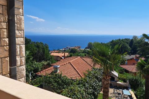 Lovran,višestambena obiteljska kuća s pogledom na more