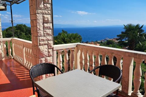 Lovran,višestambena obiteljska kuća s pogledom na more