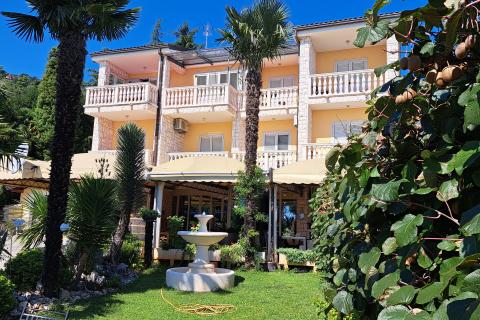 Lovran,višestambena obiteljska kuća s pogledom na more