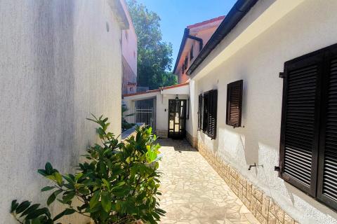 Senj-  predivan stan 1. red do mora 101 m2