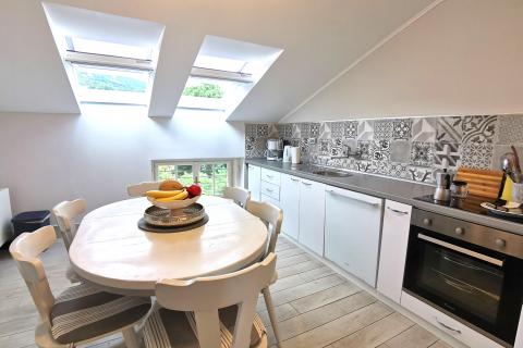 OPATIJA,LOVRAN- 2. RED DO MORA, stan 140 m2, balkon, parking, pogled na more